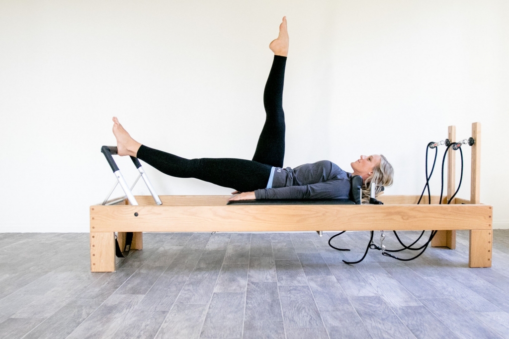 PILATES FOR BEGINNERS: The integration of Pilate's principles for the ease,  balance, and grace that can be experienced through practicing Pilates:  Bryce, Emilio: 9798406092859: : Books